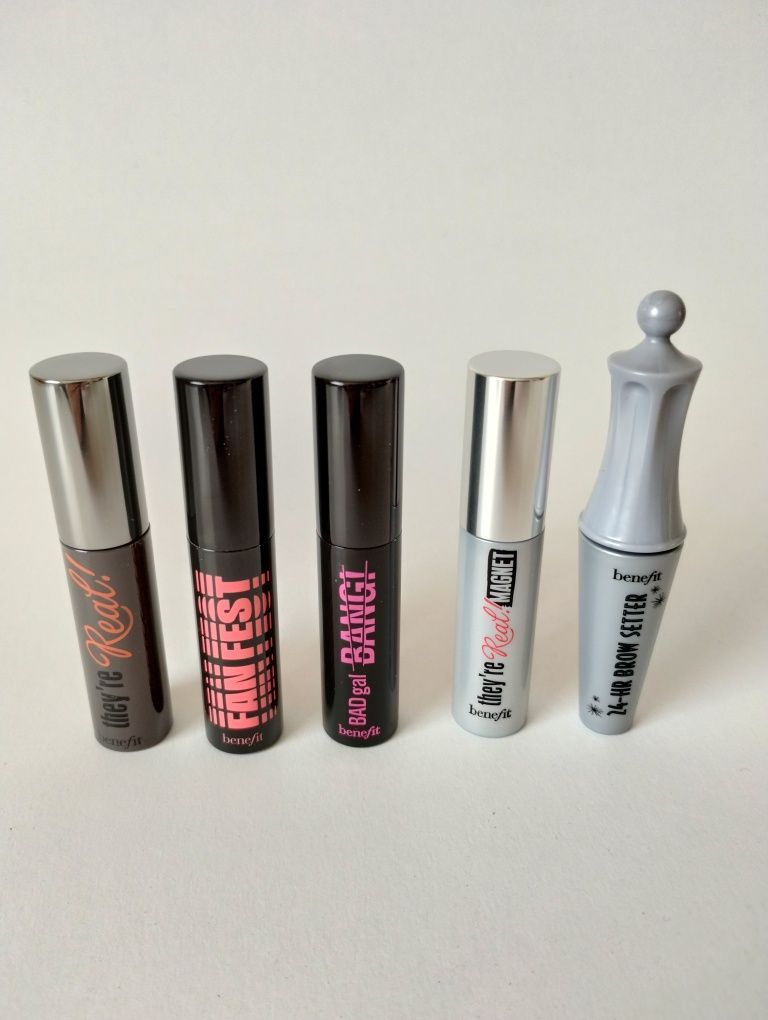 Vând produse cosmetice Benefit