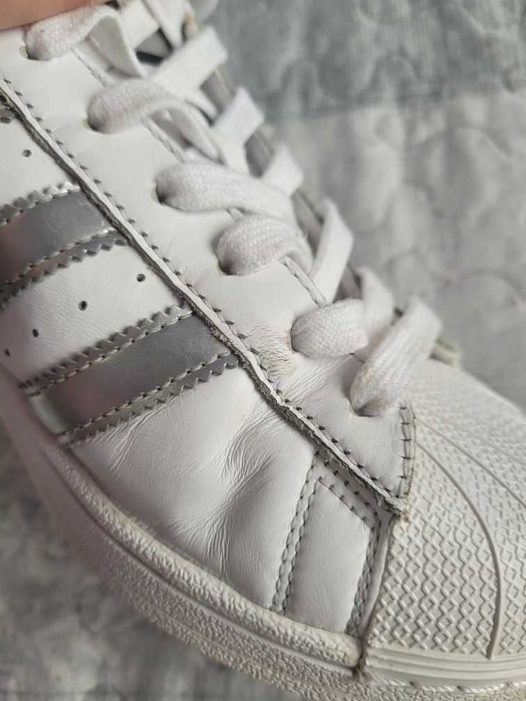 Adidas superstar albi cu argintiu