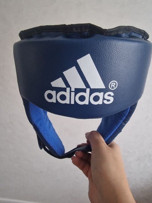 Шлем и перчатки спортивные