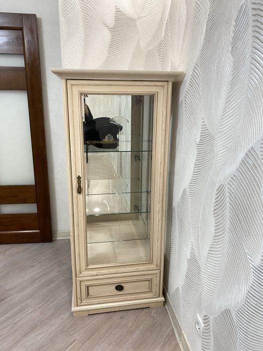 Продам витрину в классическом стиле