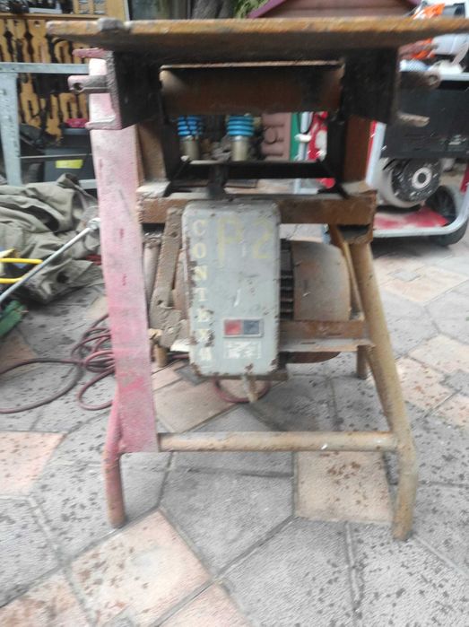 Abric profesional cu motor de 7  kw are si despicator de lemne