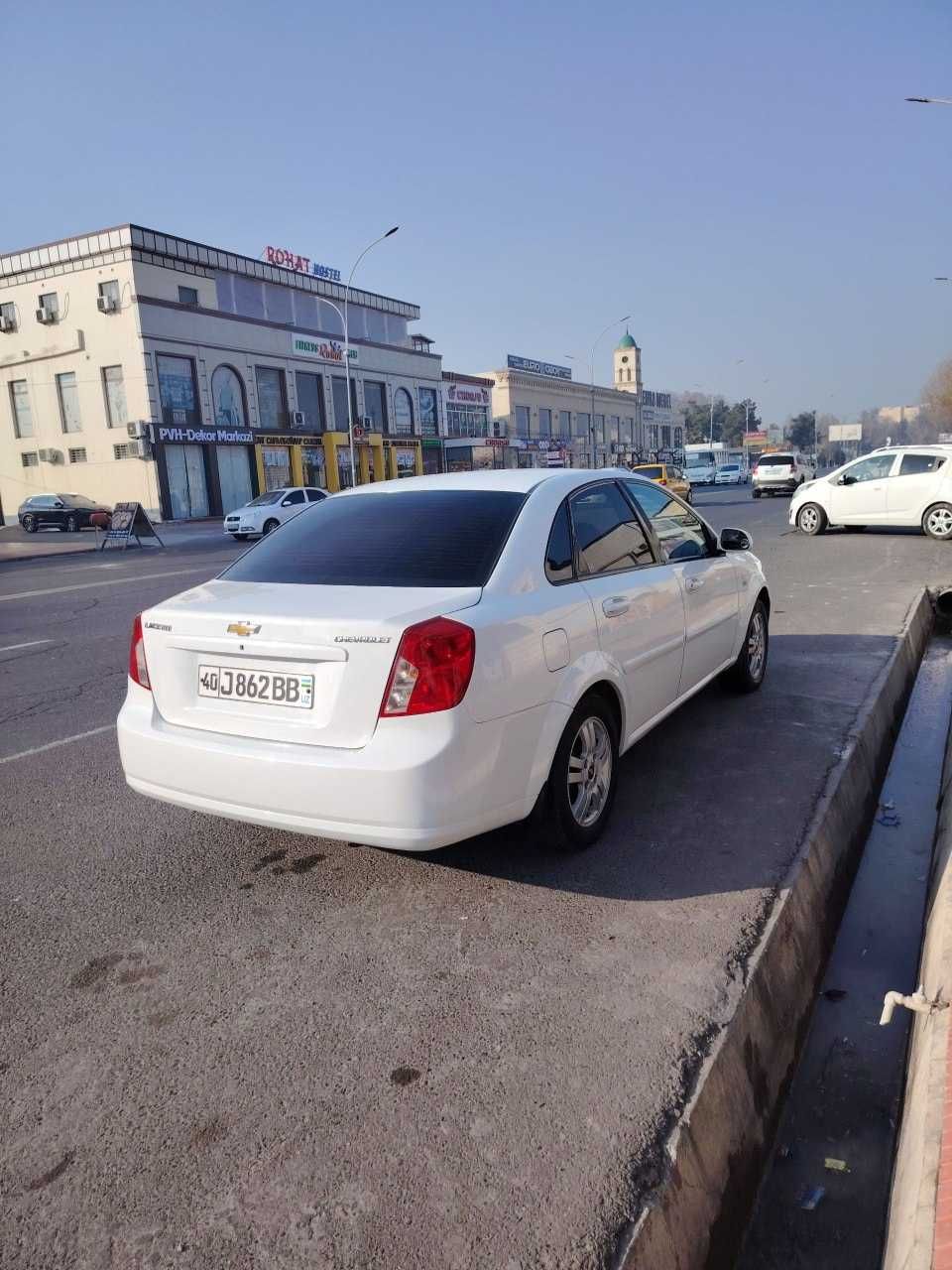 Lasetti Avtomobil sotiladi