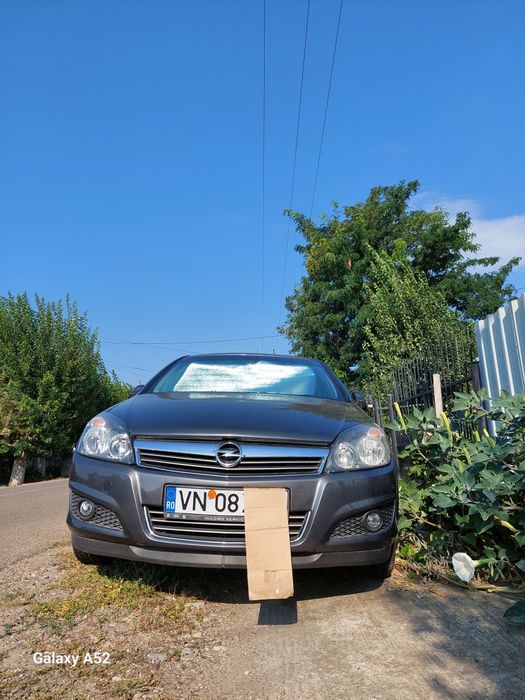 Vand Opel Astra Sedan, benzina, an 2012, 115 Hp,  1.6 cmc, 97.300 km.