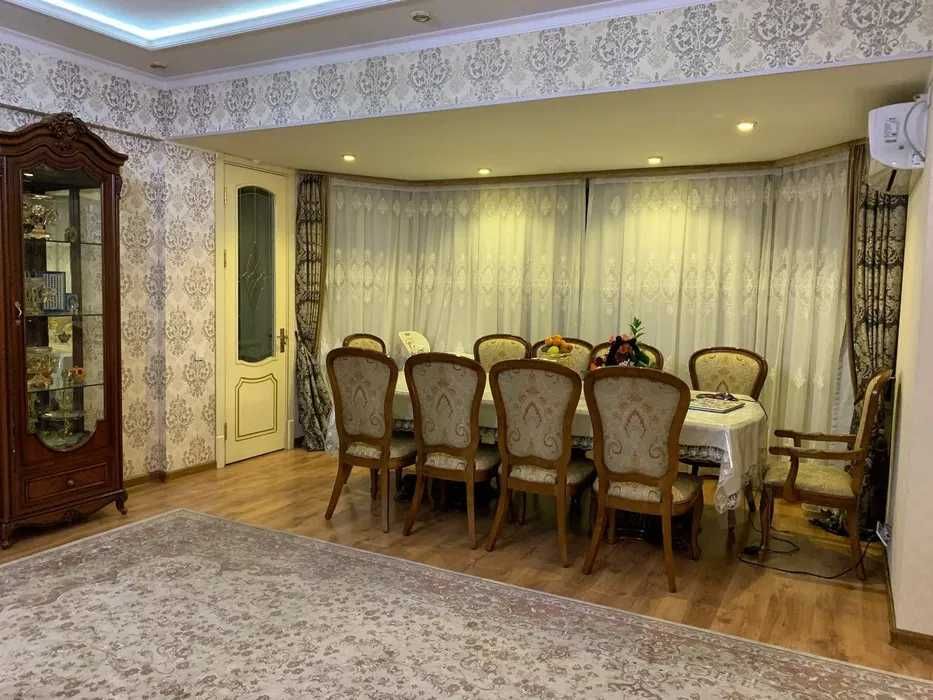 Ц-15 в-в Жангох рядом посольство Казахстан ул.Абая,пентхаус 206 кв.м