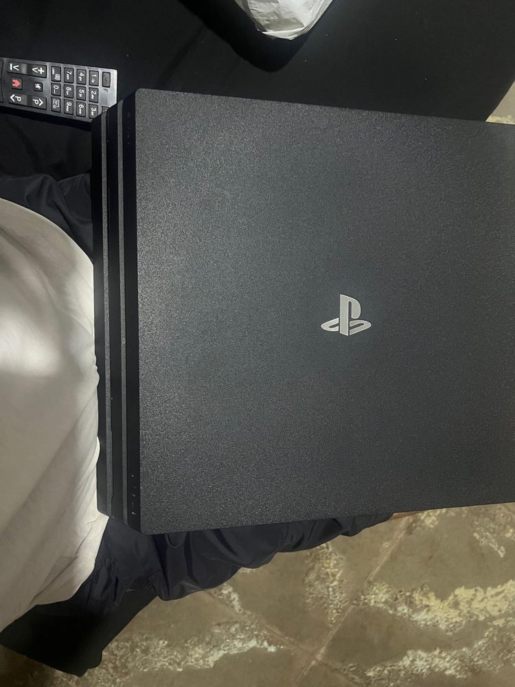 PS4 Pro 1TB +2manete+UFC4