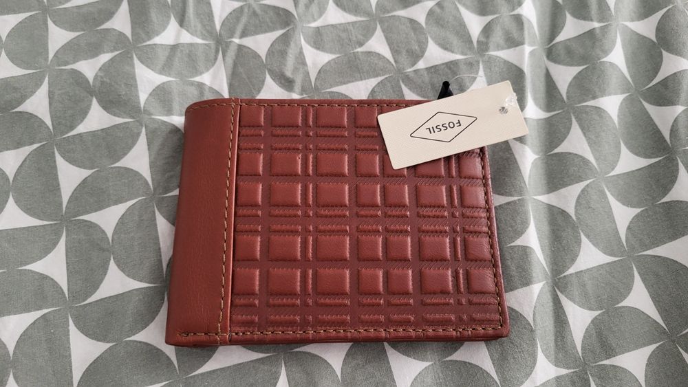 Vand Portofel Marca Fossil ,din piele,cusut,nou nout.