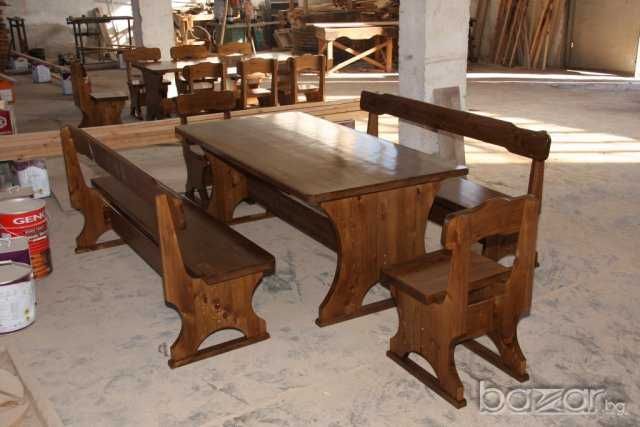 Дървени маси и пейки