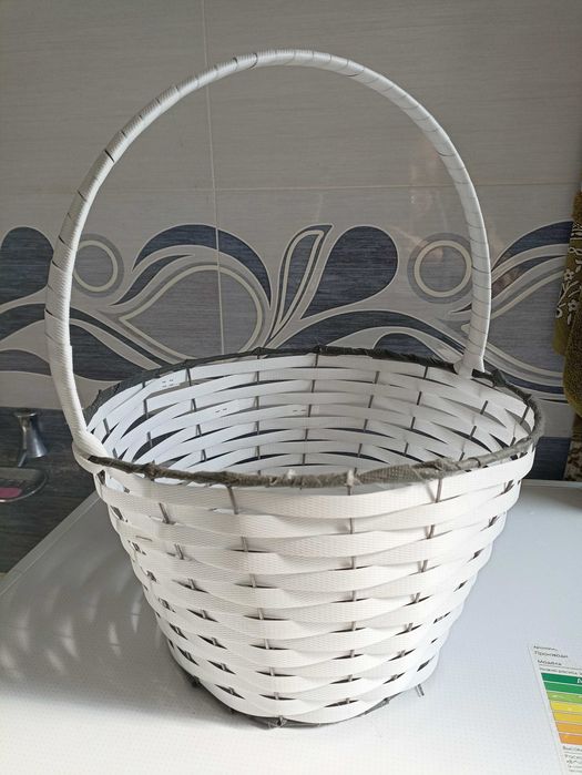 Корзинка для декора пластиковая плетённая