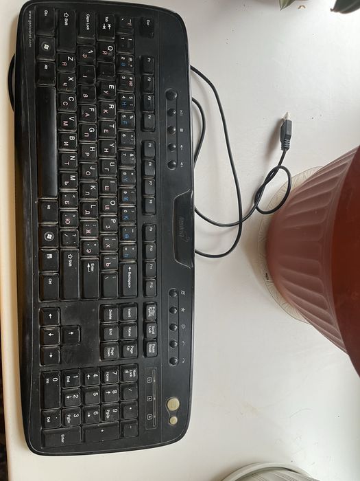 Продам клавиатуру Genius для компьютера в хорошем состояний