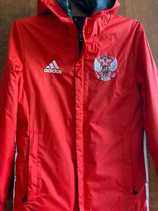 Продается куртка плащевка, новая фирма  adidas, размер S