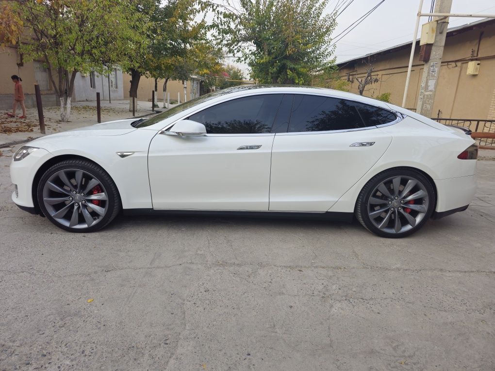 Tesla model S 85+