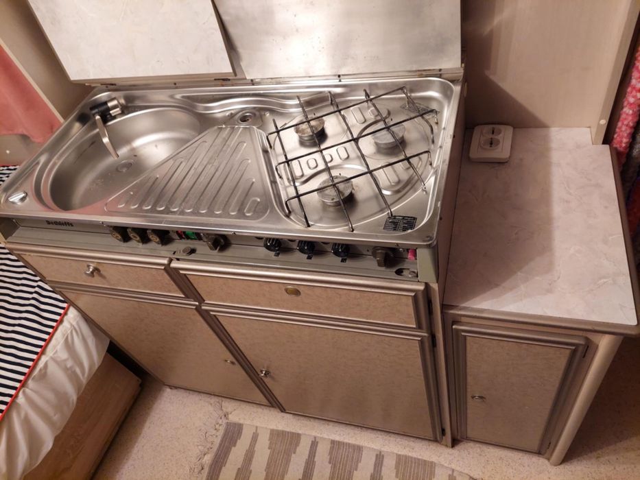 Кухня за каравана -  хладилник, мивка, котлони