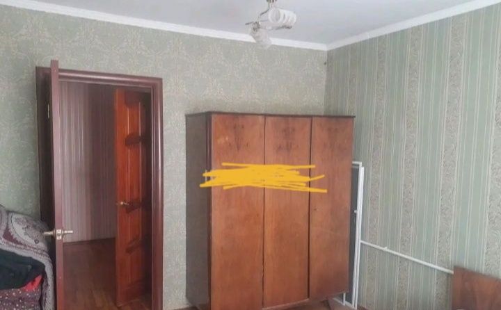 Отдадим срочно в одни руки ретро шкаф, две кровати,  трюмо с зеркалом