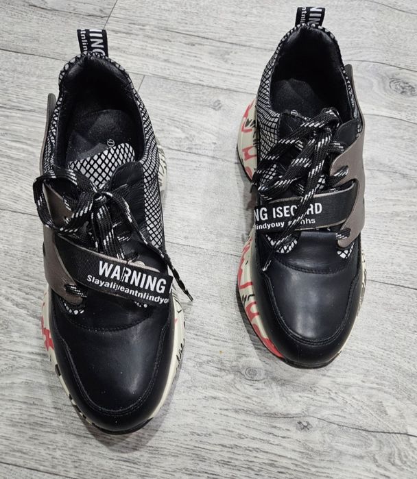 Продам новые кроссовки