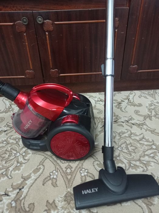 Пылесос новый красного цвета