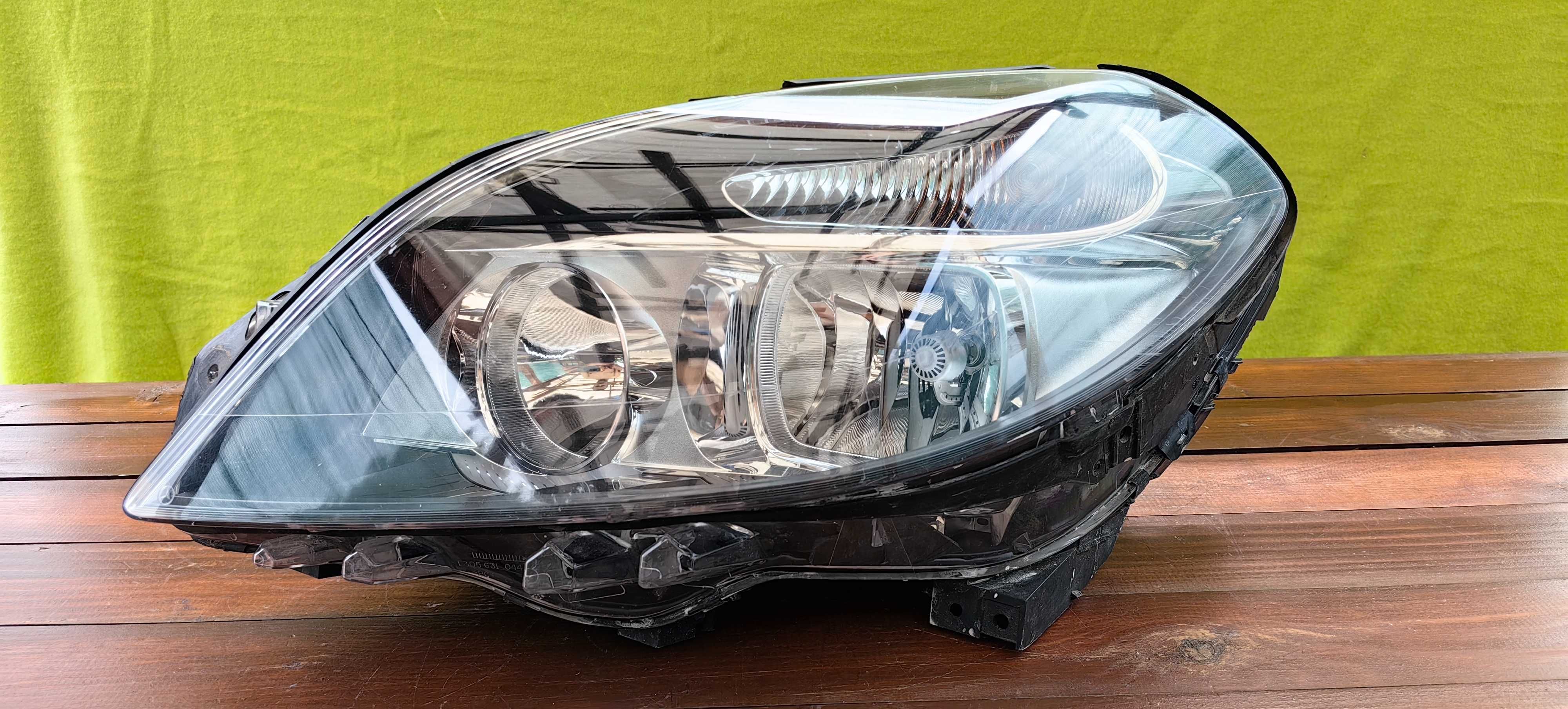Фар за Mercedes B W246 / Мерцедес Б клас в246