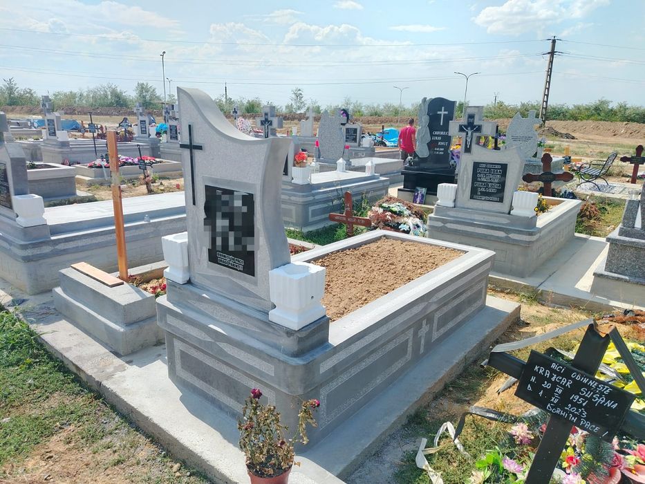 Morminte,cruci,cavouri