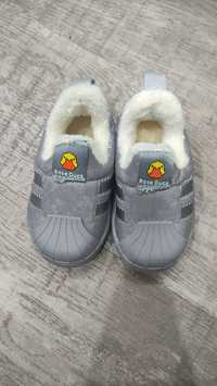 Продам детские утепленые ботиночки