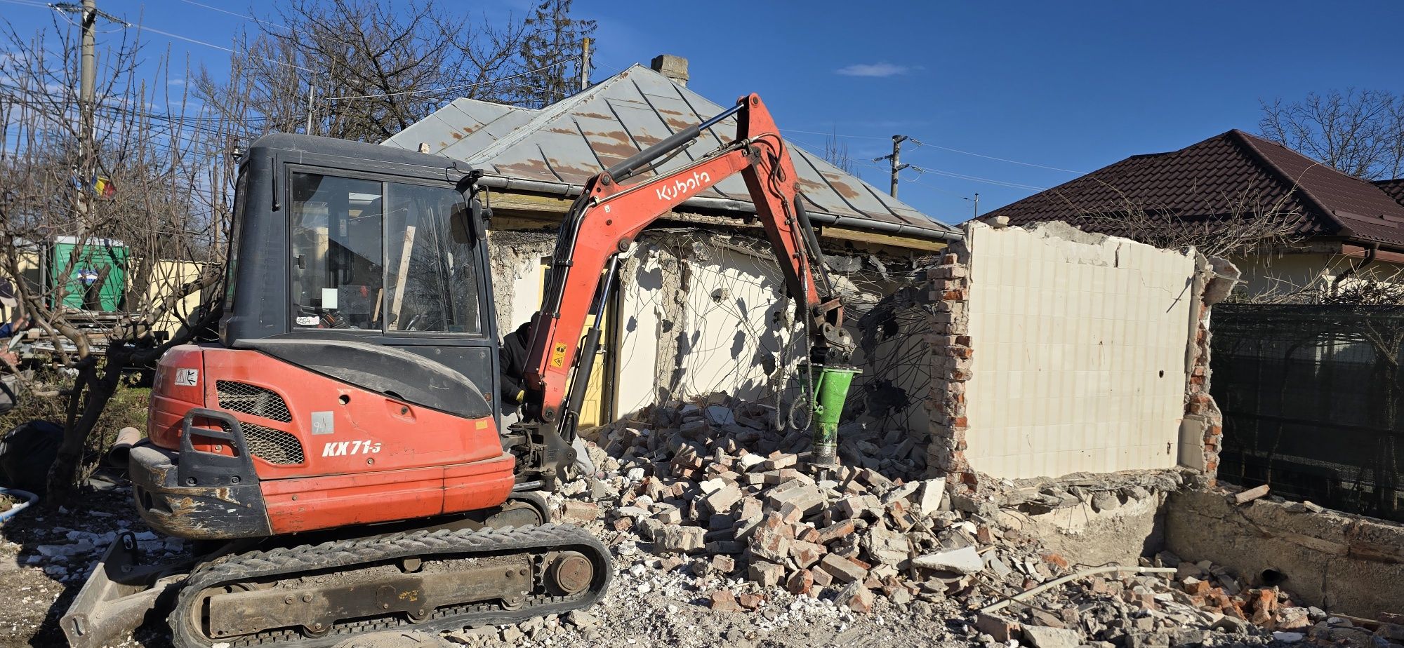 Inchiriere miniexcavator buldoexcavator cu picon demolari sapaturi