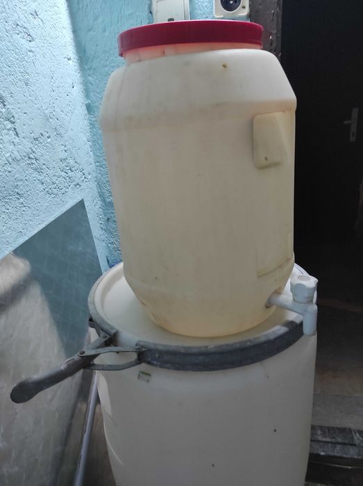 Два пластмасови бидона с канелки, по-голям и по-малък