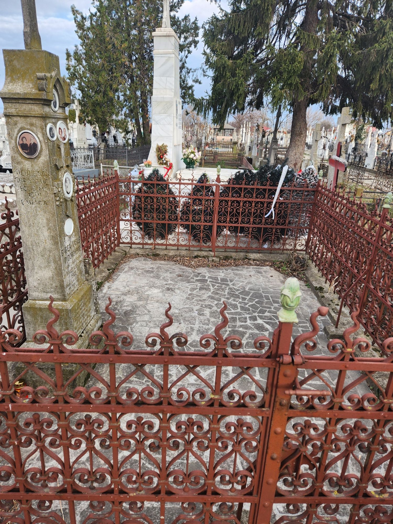 Cedez concesiune 3 locuri de veci in cimitir Sf Pantelimon Giurgiu