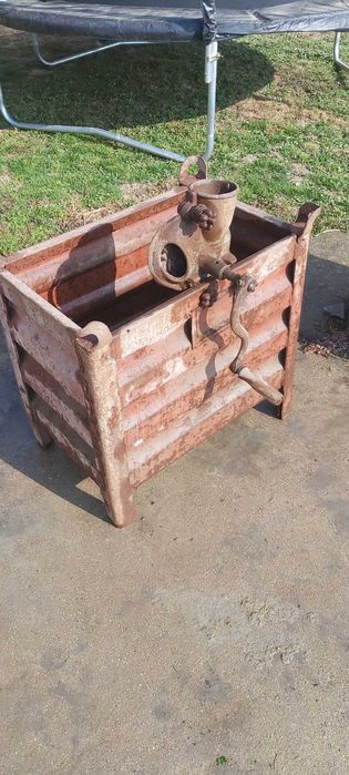 Ръчна машина за ронене на царевица с метален кош