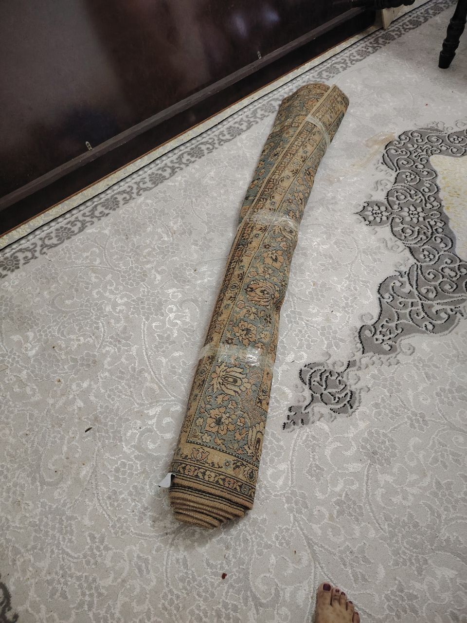 Toza yuvilgan himchiskada qadimga qalin gilam