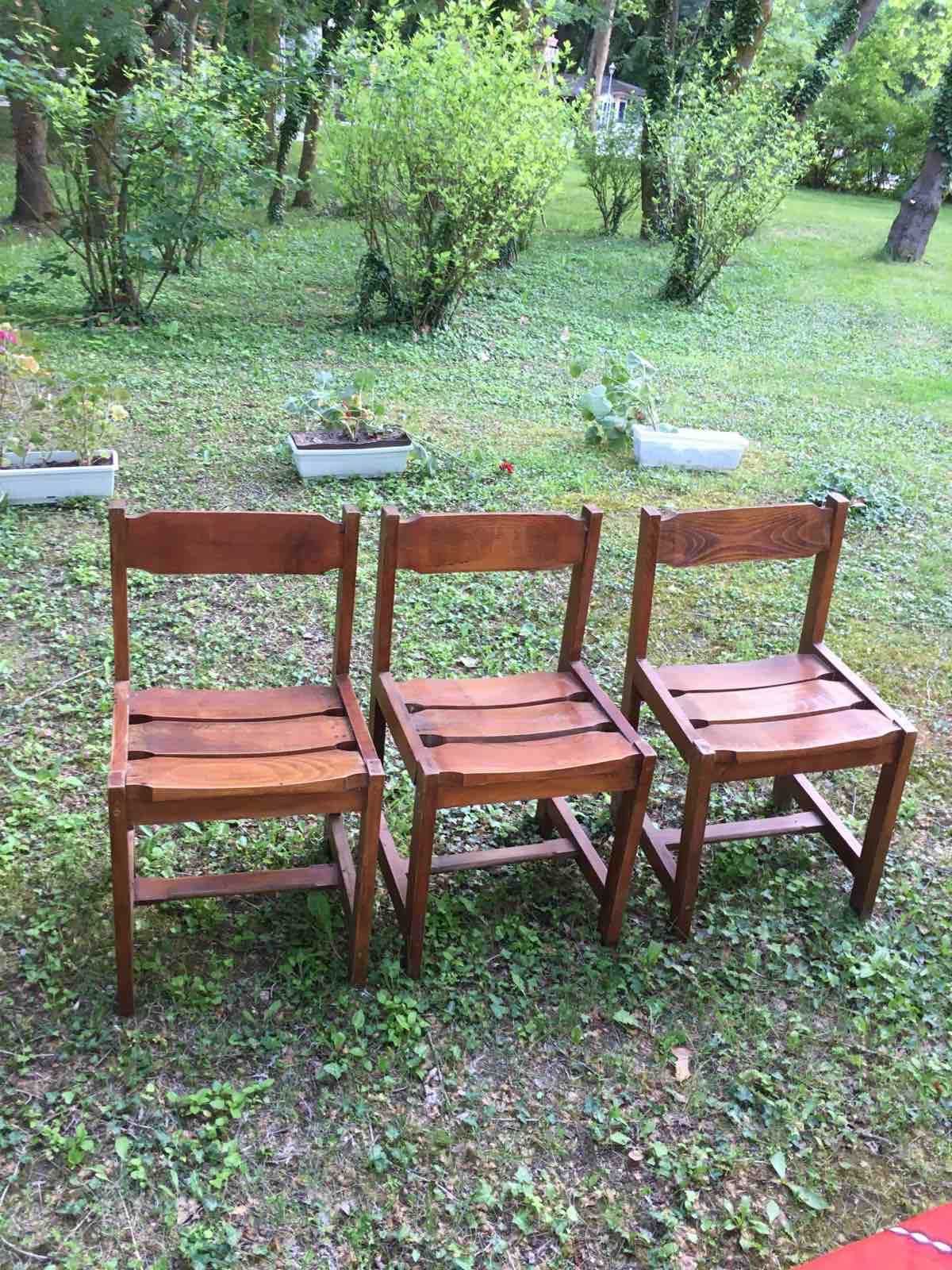 Продавам използвани в много добро състояние столовe и маси