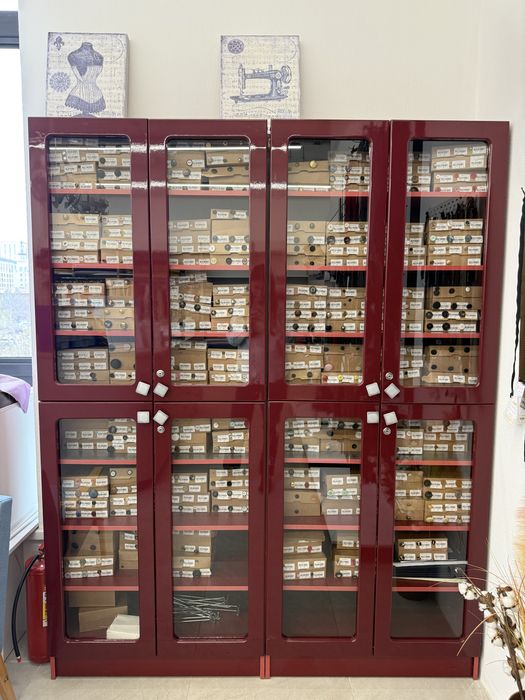 Закрытые шкафы со стеклянными дверками в идеальном состоянии