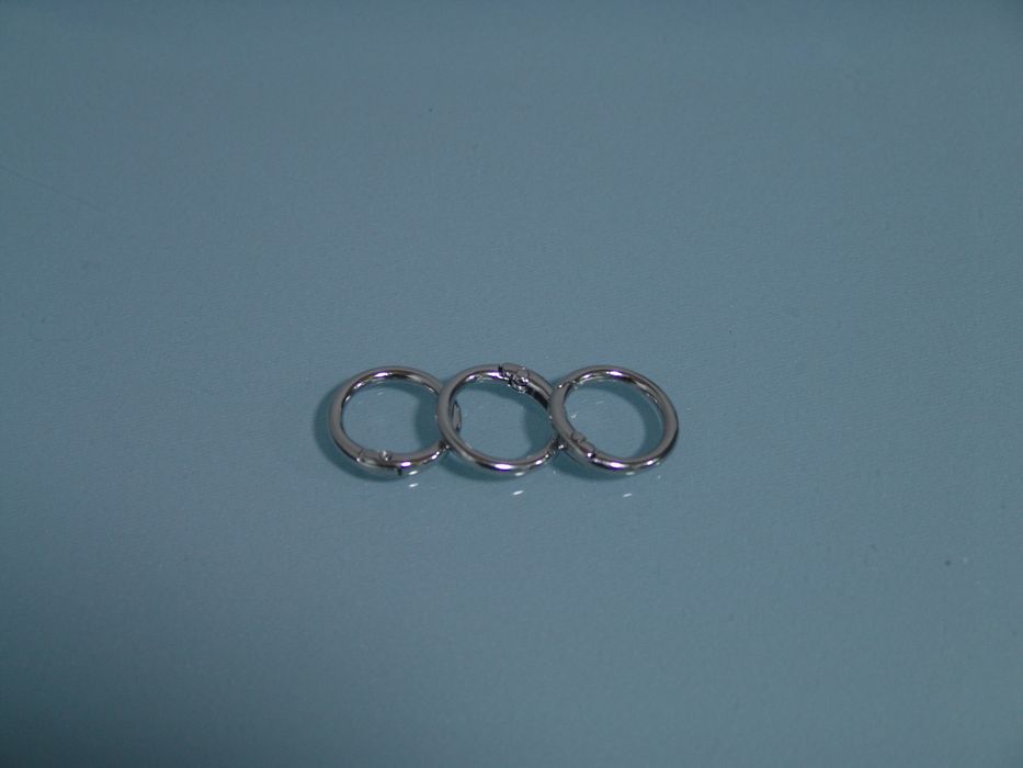 Продаю фурнитуру для кожи. Кнопки, магниты, карабины  всё в наличии.