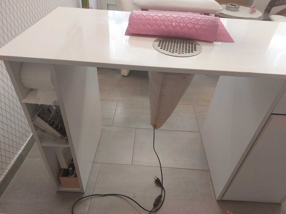 Бюро за маникюр в бял цвят