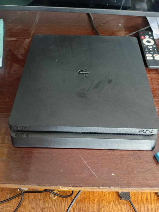 Продам плейстейшн 4 РS4 в хорошем состоянии. Полностью комплект