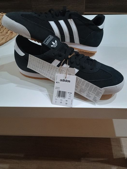 Продавам чисто нови оригинални мъжки спортни обувки Adidas.