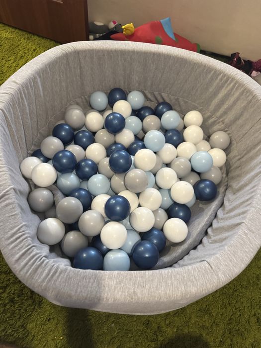 Продам бассейн с шариками