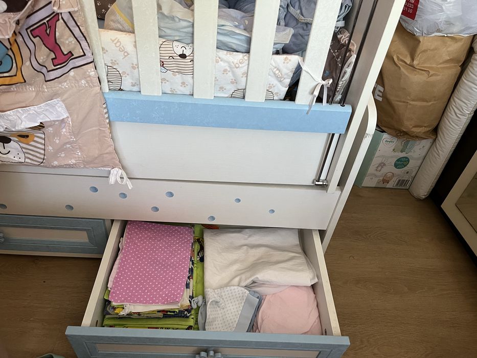 Детска кошара с люлеещ механизъм