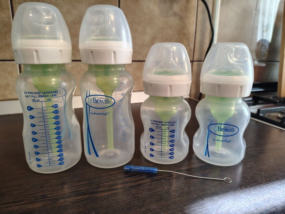 Vand 4 biberoane anticolici și antireflux Dr Browns