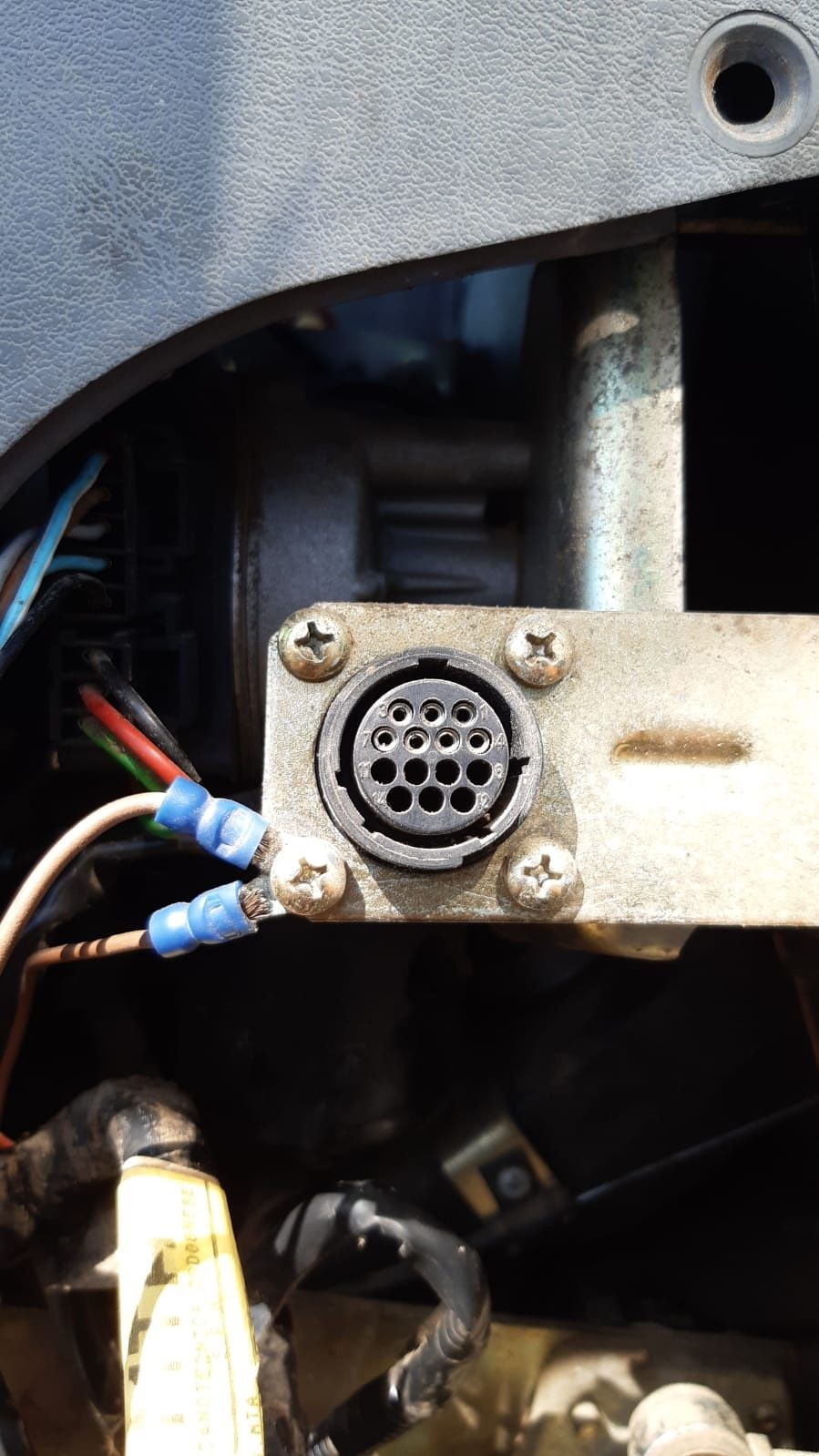 Reconstruire/reparatii instalații electrice utilaje/tractoare