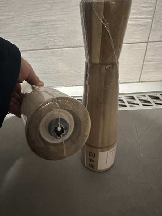 Vand Set 2 rasnite pentru sare si piper,lemn,nou