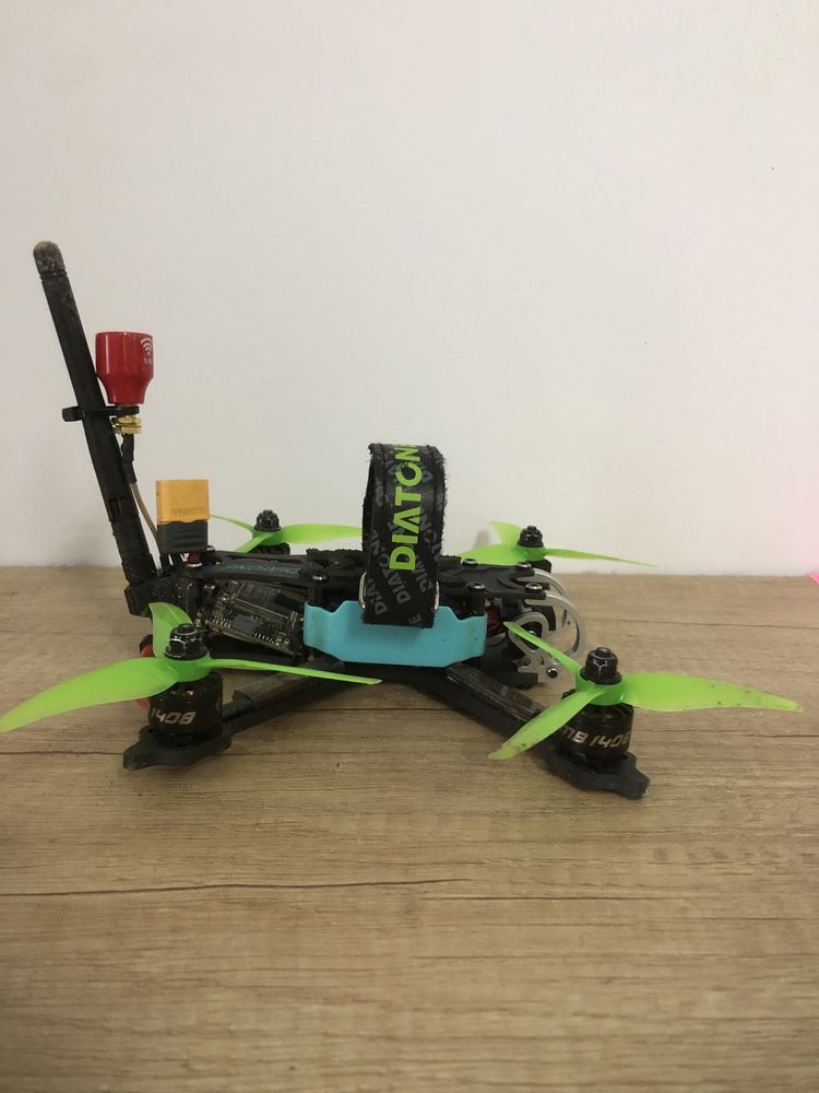 Drona racing FPV cu telecomanda FlySky