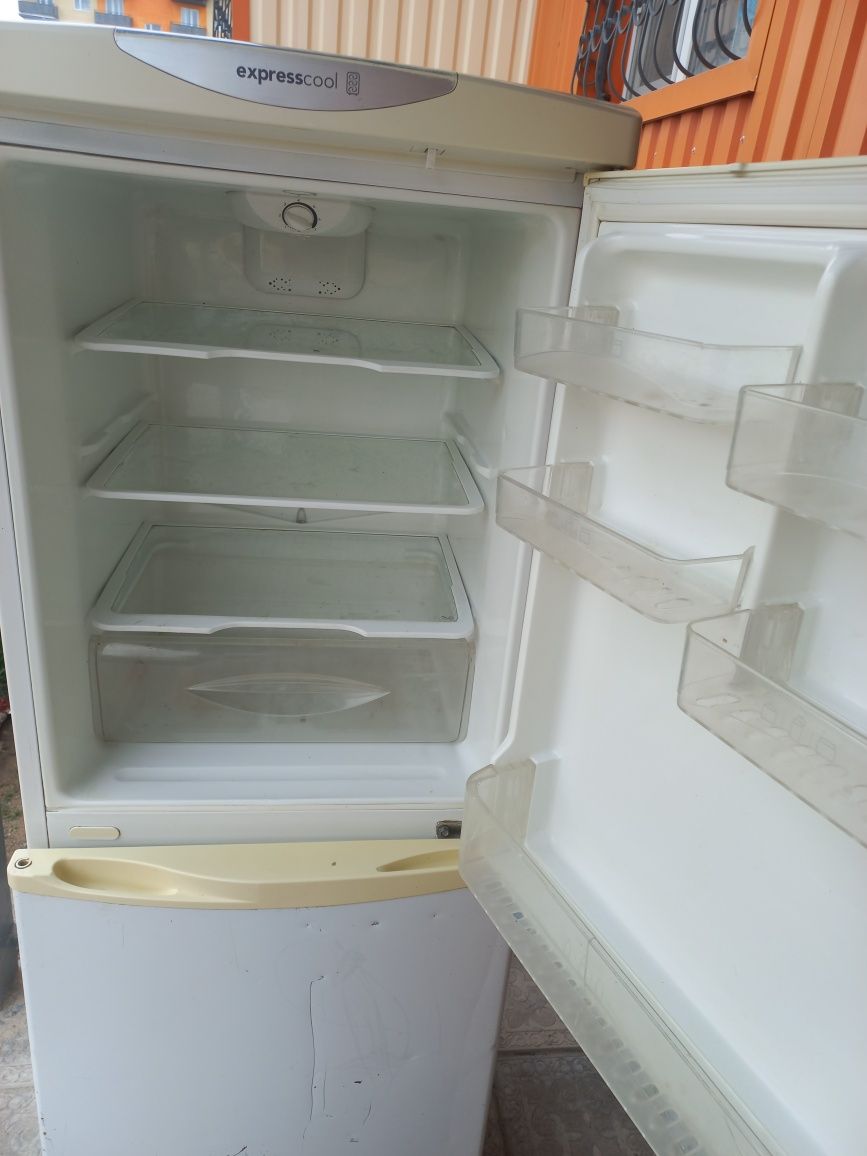 Холодильник в хорошем состоянии и плитка