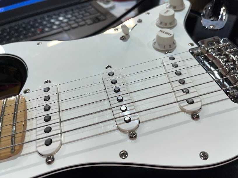Оборудван пикгард от Fender Player Stratocaster