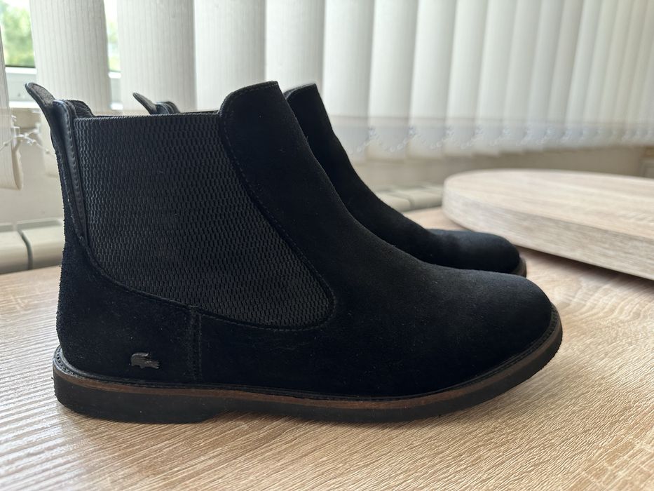 Боти Lacoste.