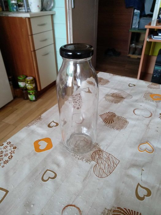 различни буркани, някои със капачки