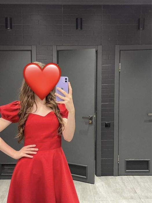 Красное сатиновое платье