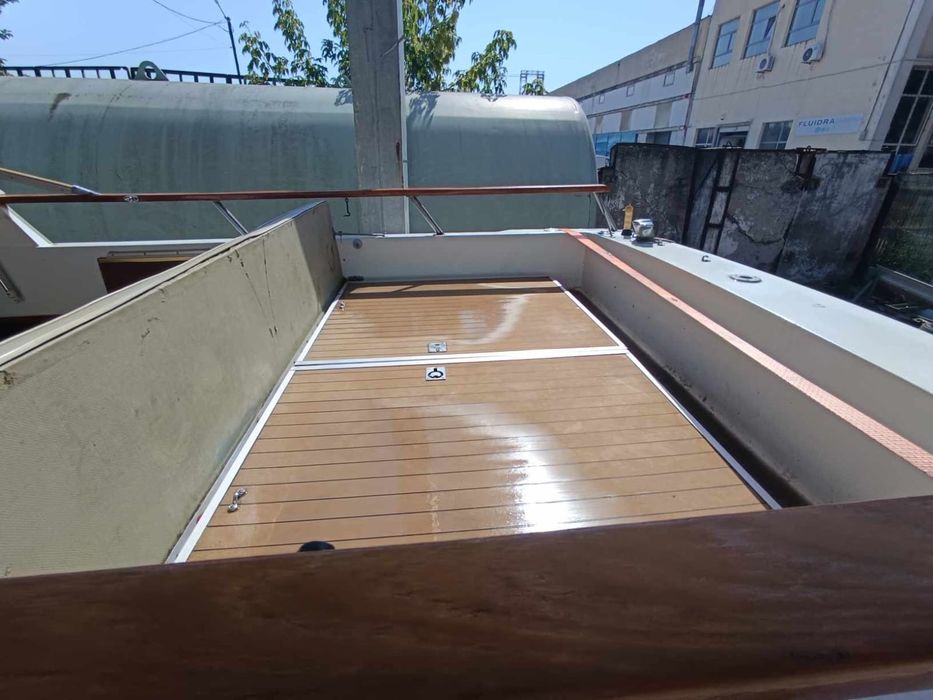 Barca cabinata + motor volvo 170 cp + peridot 2000 kg