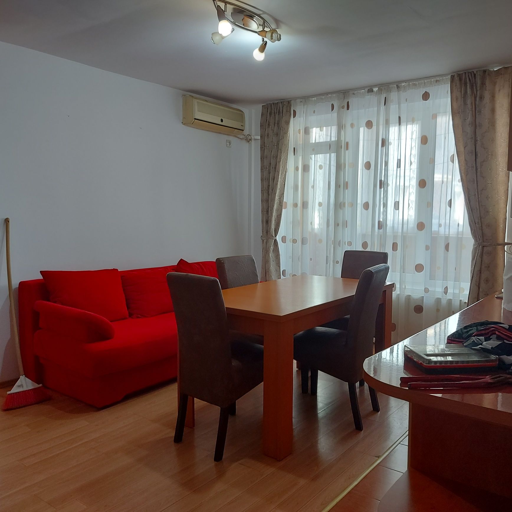 Închiriez apartament