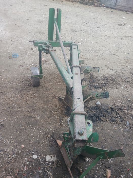 Vând plug 3 brazde stare foarte bună