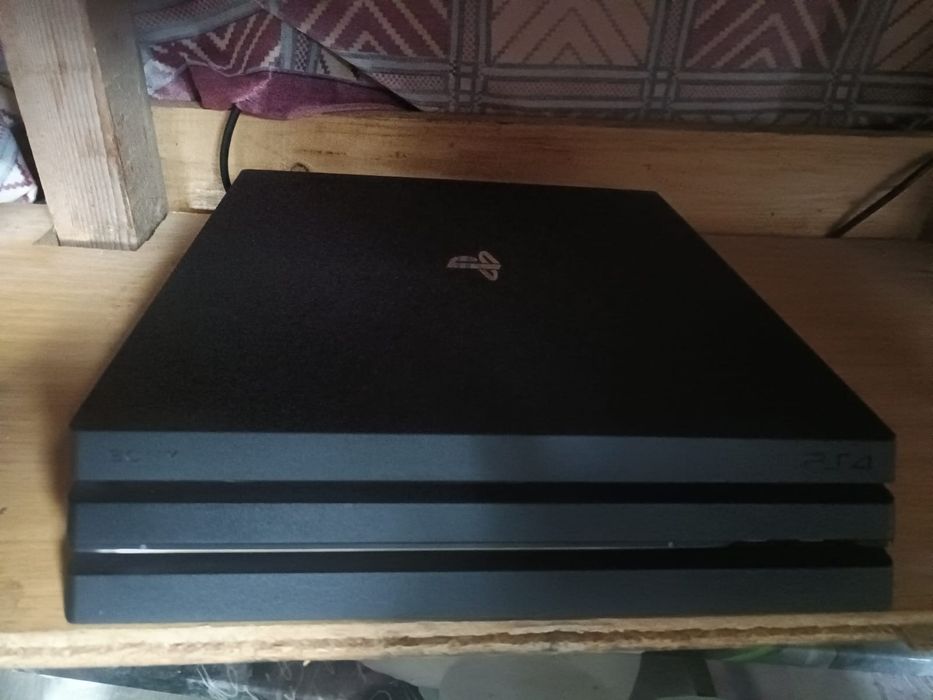 Vând PS 4 Pro 1 TB