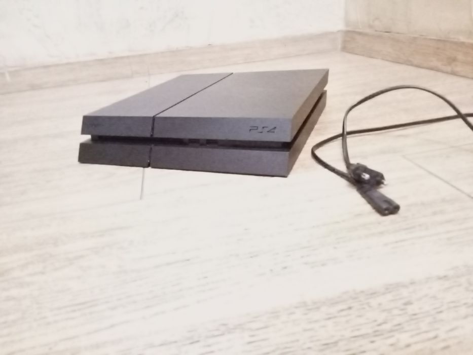Продаю PlayStation 4 fat на запчасти!