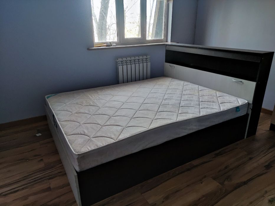 Кровать спальню и шкаф